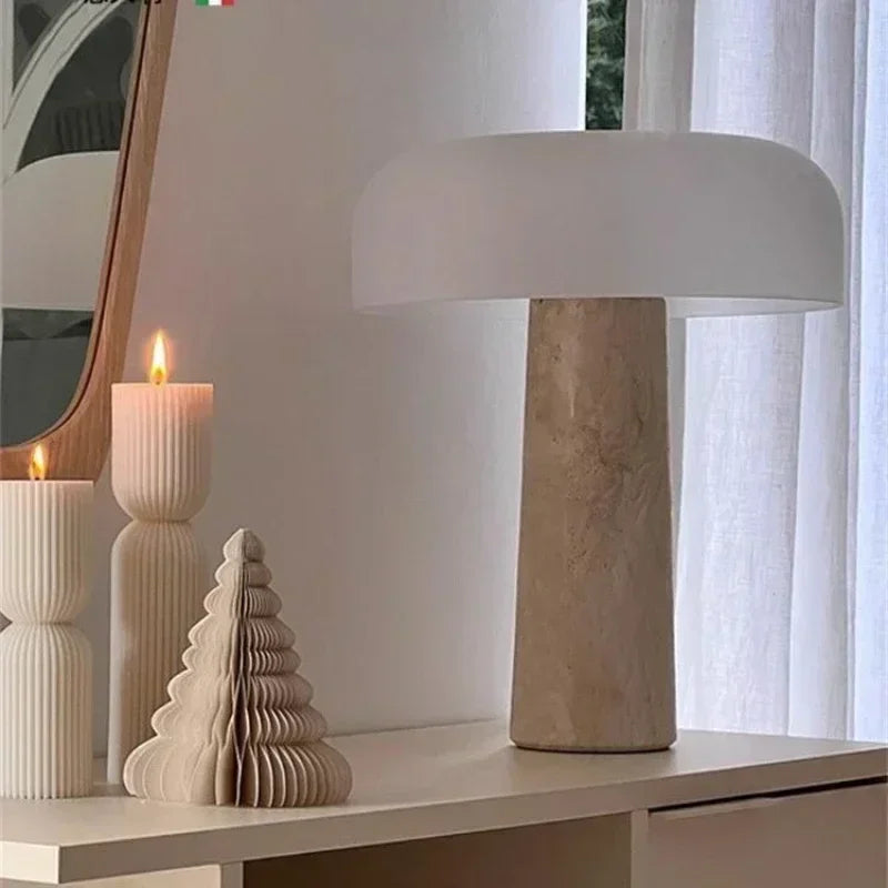 lampe champignon art sur bureau madame