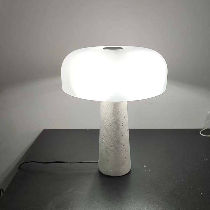 lampe champignon art sur bureau noir