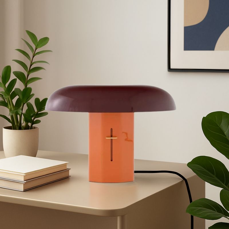 lampe champignon design sur bureau travail