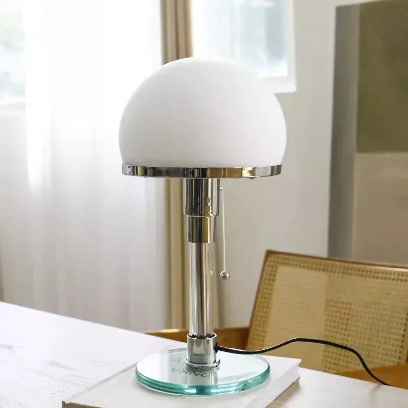 lampe champignon sur bureau travail