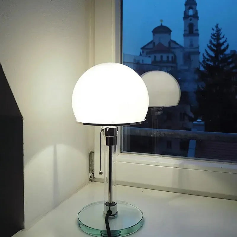 lampe champignon sur coin fenetre