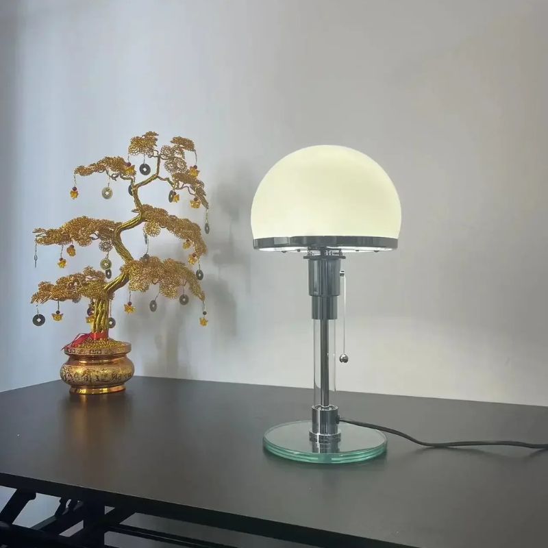 lampe champignon sur table