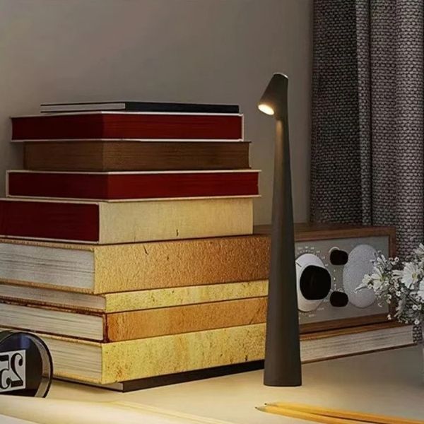 lampe-de-bureau-rechargeable-en-aluminium-pres-de-livre-empiler