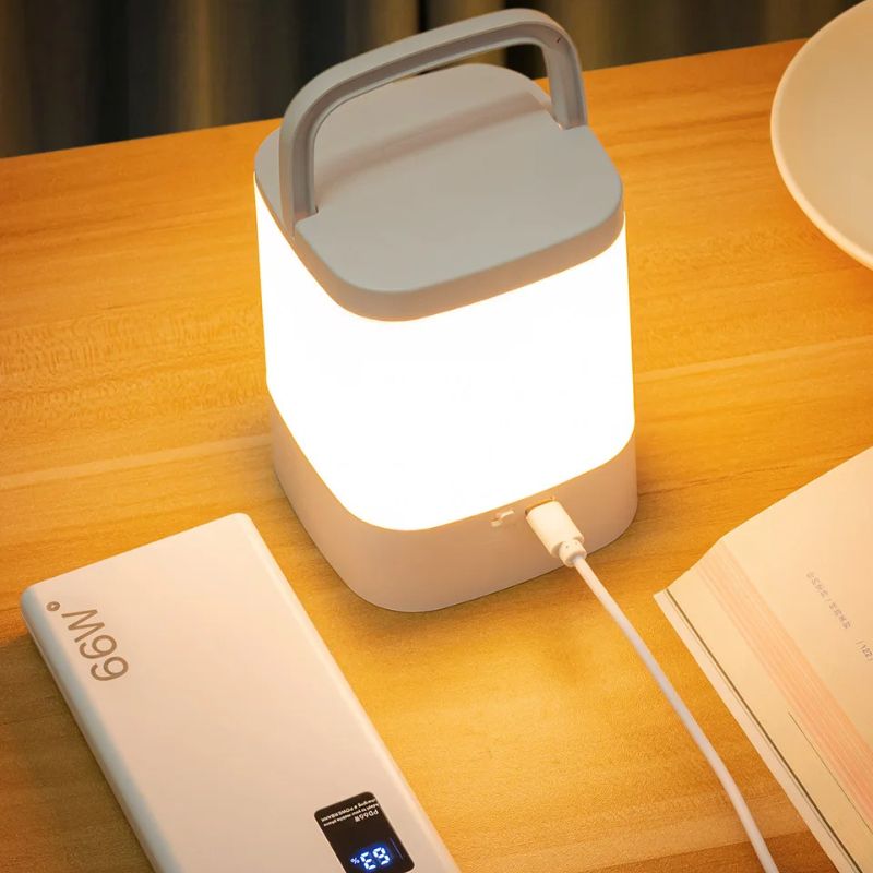 lampe de chevet tactile sur bureau