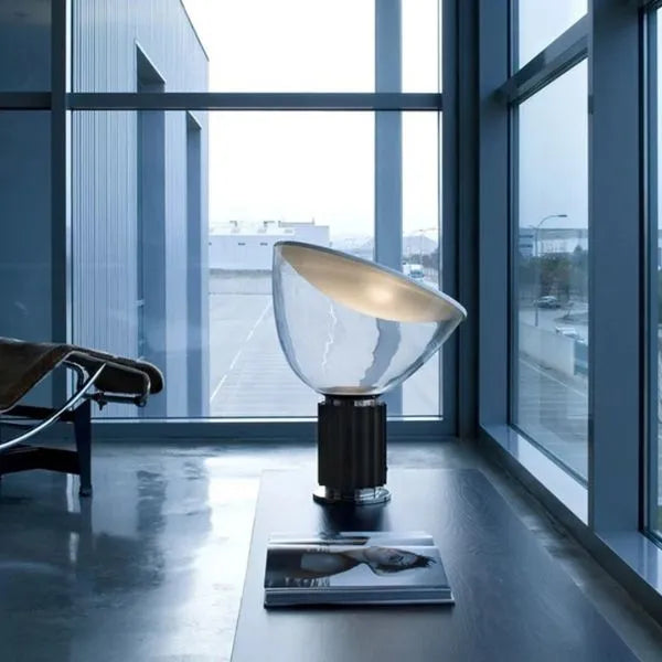 lampe de table led sur plancher et grande fenestration