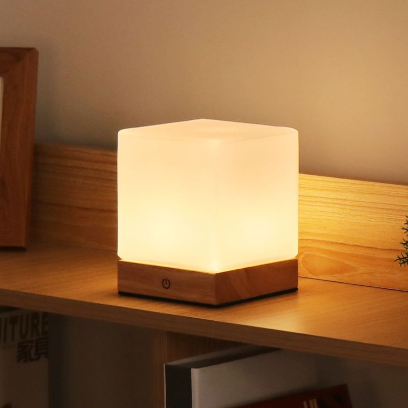 lampe de table sans fil sur bibliotheque