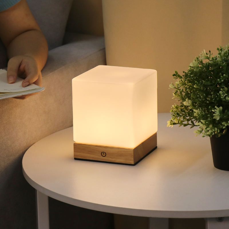 lampe de table sans fil sur table salon