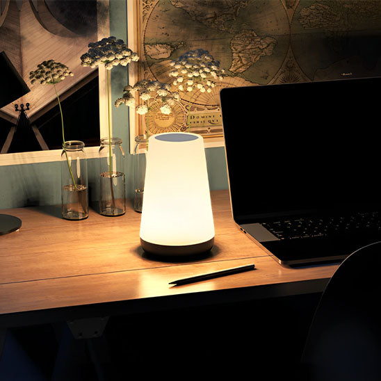 lampe tactile sur bureau ordinateur