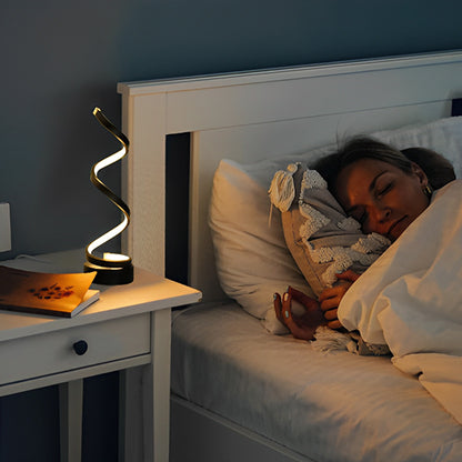 femme dormant paisiblement avec lampe de chevet spiral