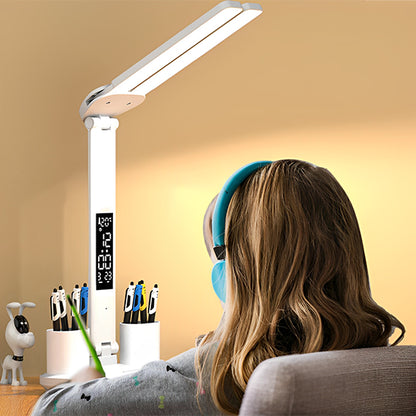 fille travaille avec lampe de bureau led
