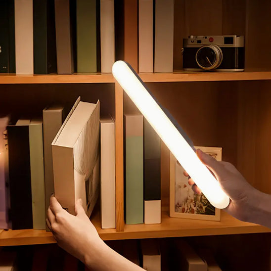 lampe a bureau portable au devant la bibliotheque