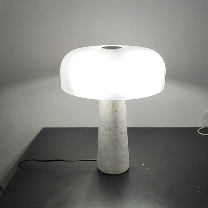 lampe champignon art sur bureau noir