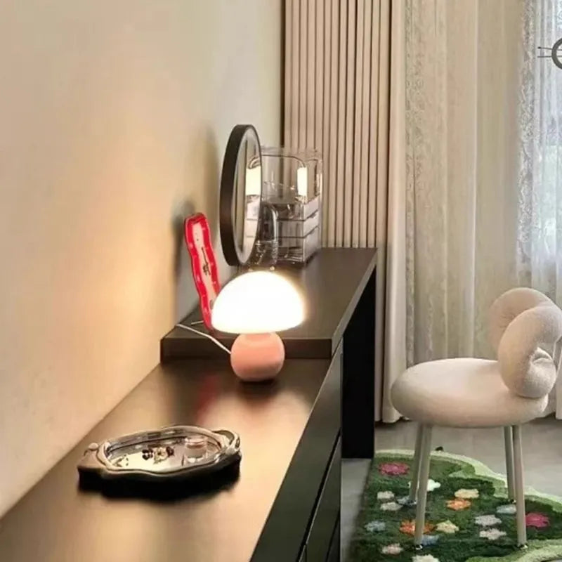 lampe champignon moderne dans chambre fille