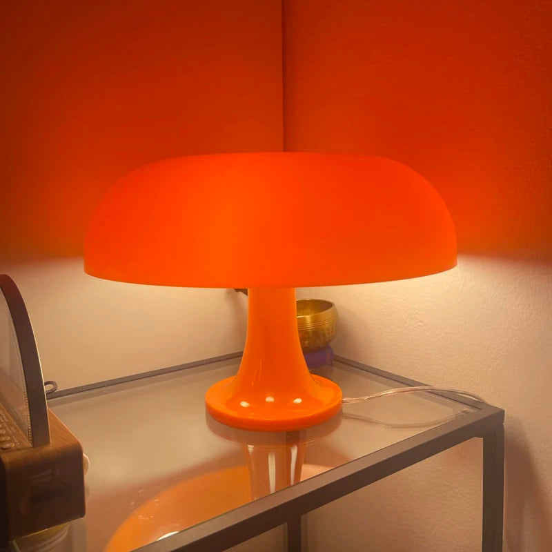 lampe champignon orange en coin de mur sur table