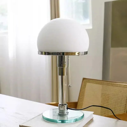 lampe champignon sur bureau travail