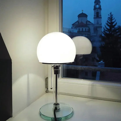 lampe champignon sur coin fenetre