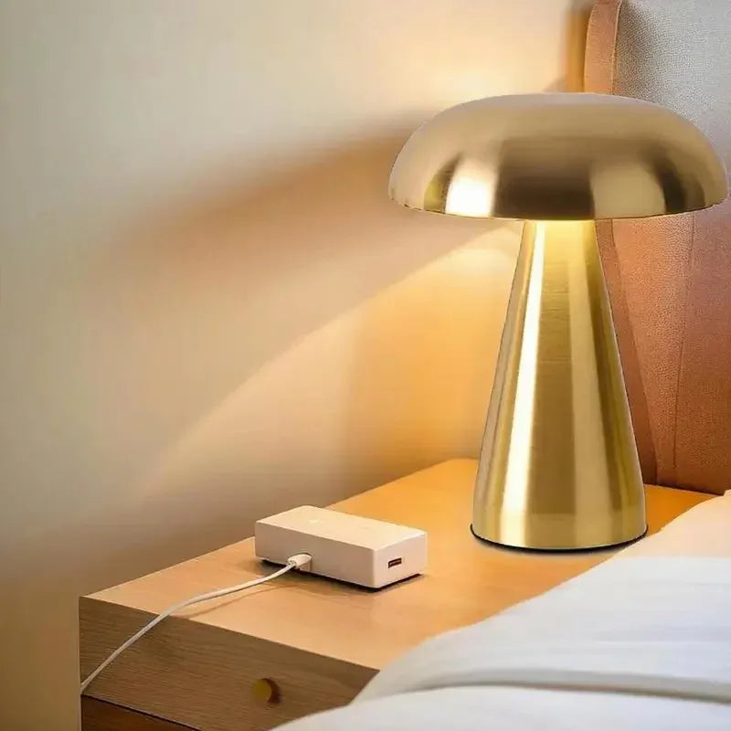 lampe champignon tactile sur table de nuit
