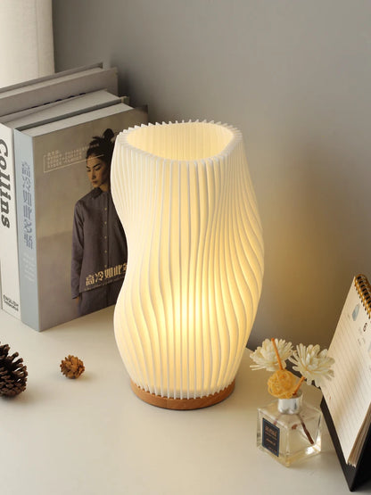 lampe de chevet  design sur un bureau de lecture