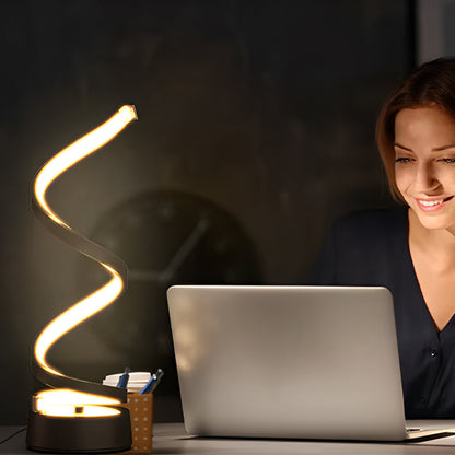 lampe de chevet femme travaille a l ordinateur avec luniere ambiante