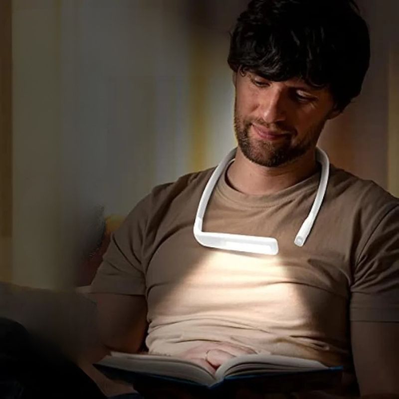 lampe de lecture lit homme avec livre