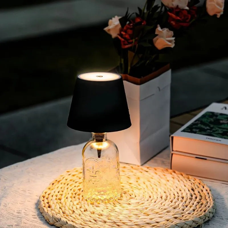 lampe de table rechargeable sans fil sur bouteille