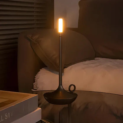 lampe rechargeable tactile chandelier sur table de nuit